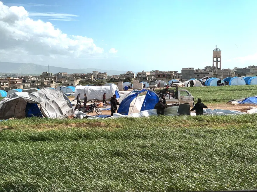 Suriye'nin İdlib kentinde fırtına: Onlarca sığınmacı çadırı uçtu Suriye'nin İdlib kentinde fırtına: Onlarca sığınmacı çadırı uçtu