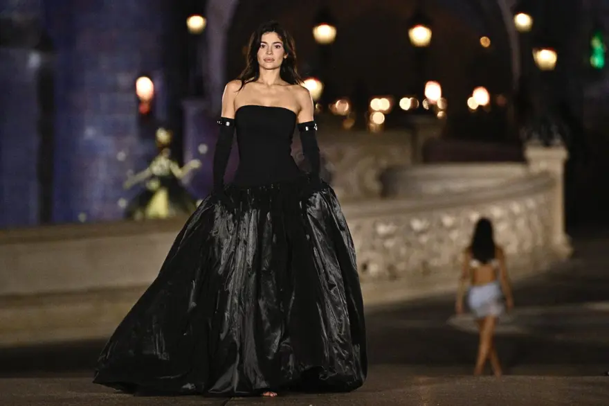 Jenner kardeşler Paris'i ele geçirdi! Moda Haftası'na damga vurdular 1