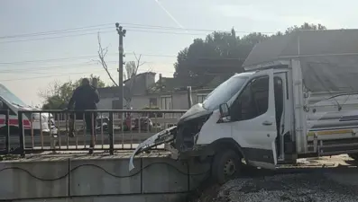 Kontrolden çıkan kamyonet demirlere saplandı