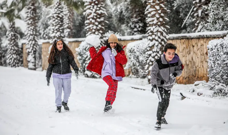 Antalya’ya 29 yıl sonra kar yağdı 1 Antalya’ya 29 yıl sonra kar yağdı 1
