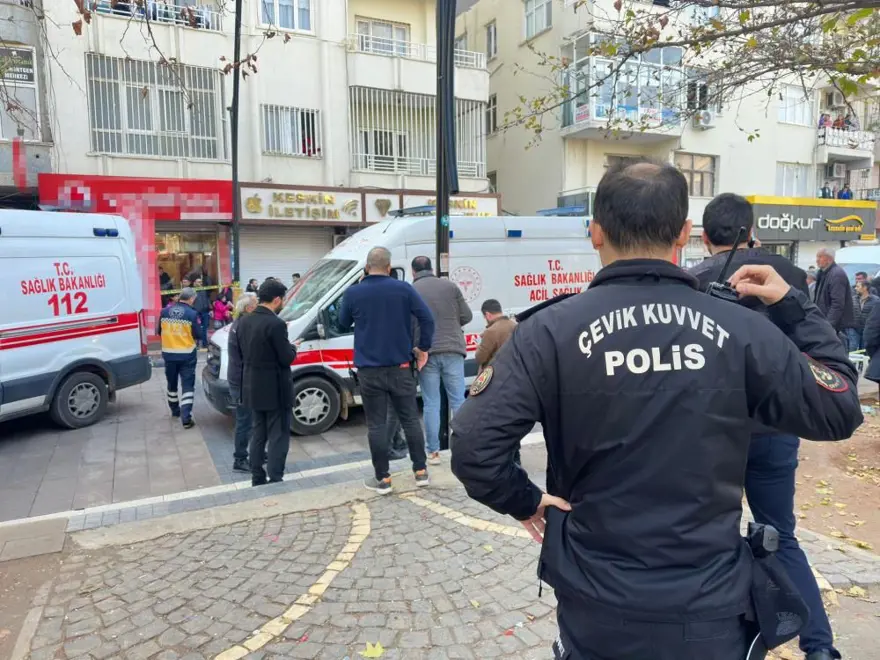 İlçeyisavaş alanına çeviren bıçaklı kavga: 8 yaralı 2