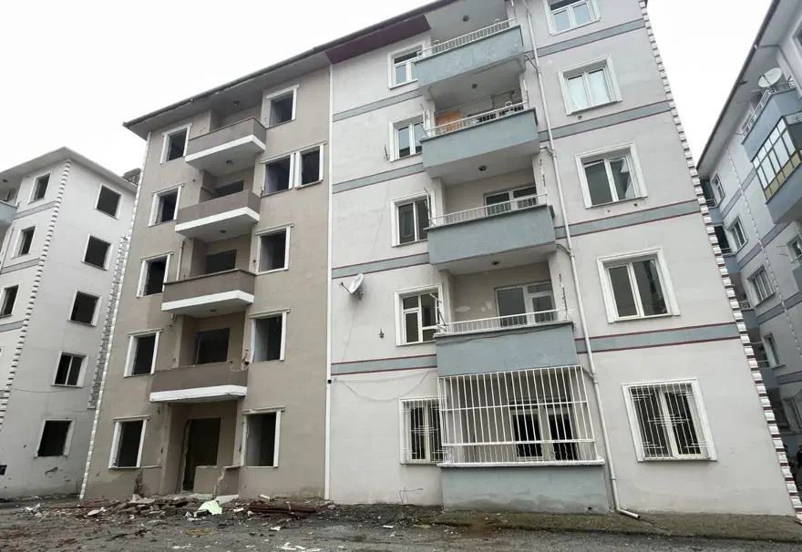 Depremde zarar gören binada hırsızlık (Duvarı delip 10daireyi soydular) Depremde zarar gören binada hırsızlık (Duvarı delip 10daireyi soydular)