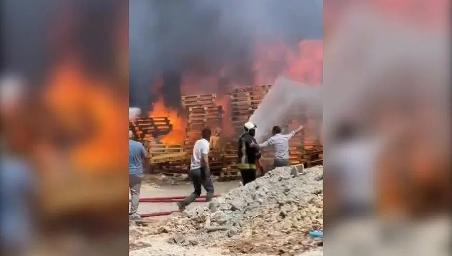Geri dönüşüm fabrikasında korkutan yangın 1 Geri dönüşüm fabrikasında korkutan yangın 1