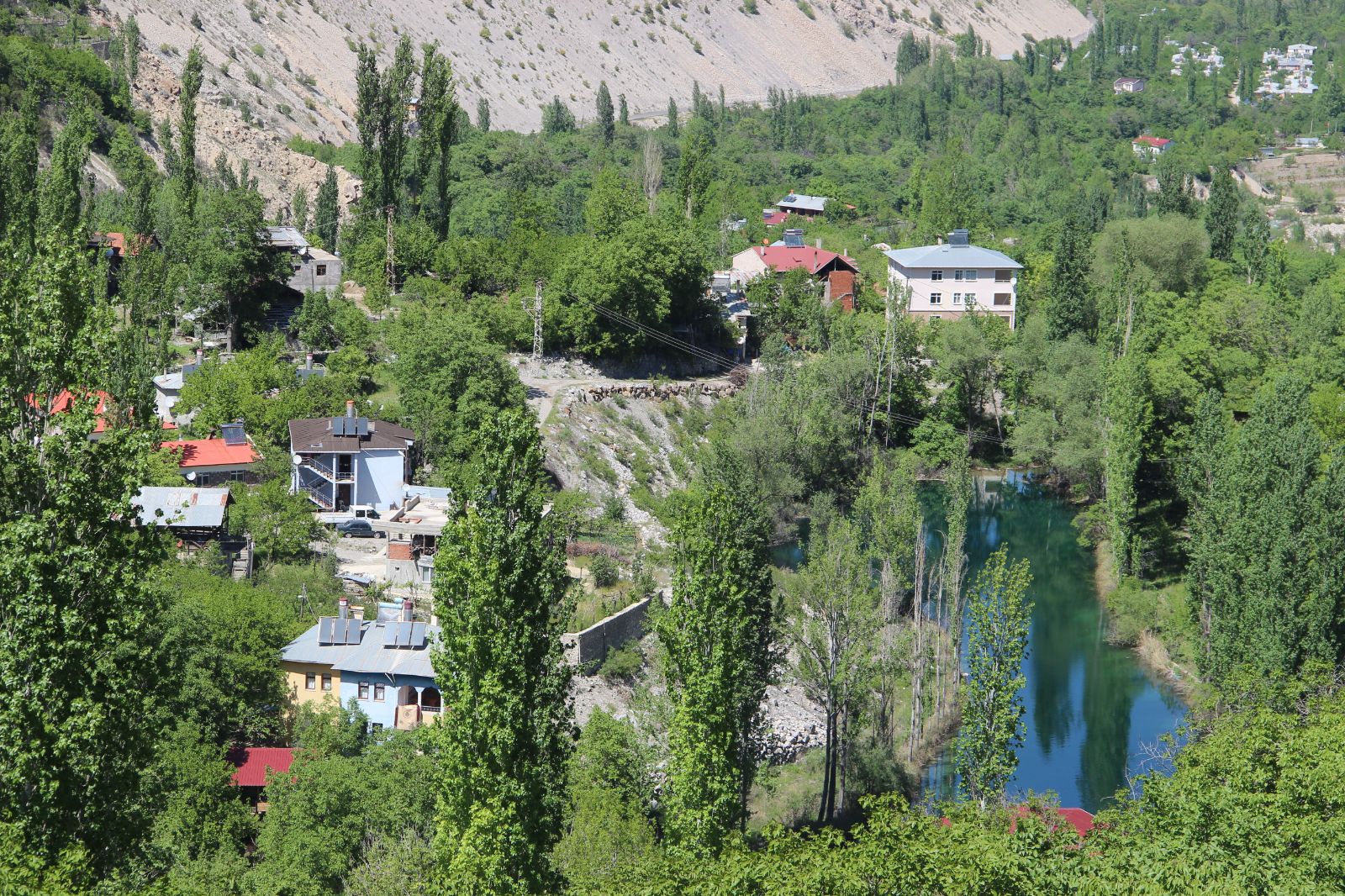 İki dağın arasında kalan köyü emekleriyle cennete çevirdiler