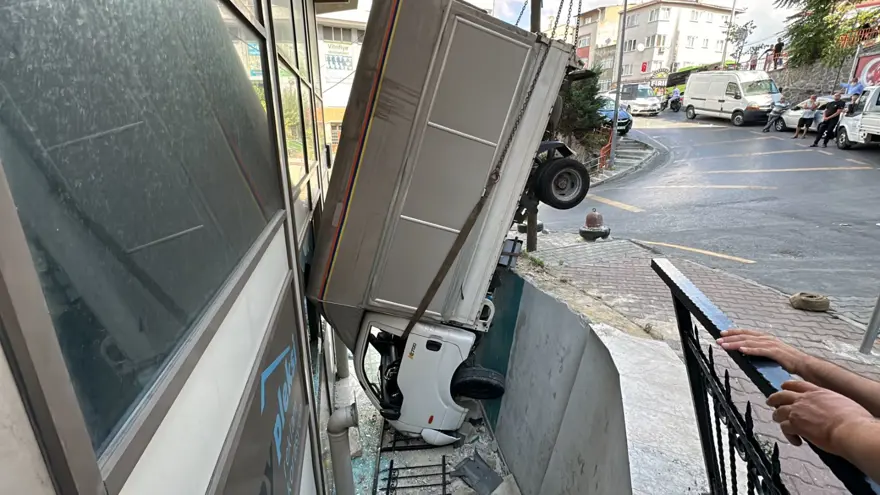 Kağıthane'de korku dolu anlar: Pedalı takılan kamyonet bina boşluğuna düştü 3 Kağıthane'de korku dolu anlar: Pedalı takılan kamyonet bina boşluğuna düştü 3