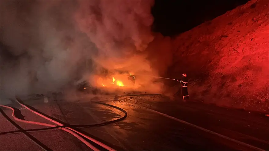 İplik yüklü TIR alev alev yandı, ulaşım durma noktasına geldi 2