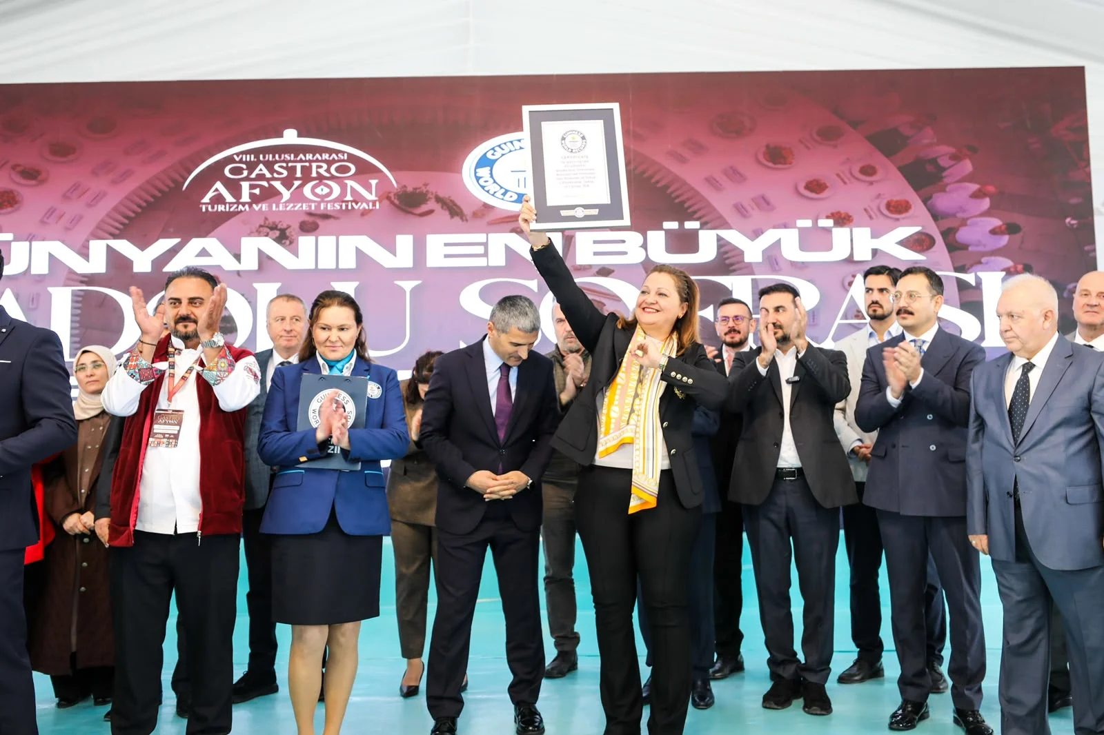 Afyonkarahisar'da 247 metrelik "Anadolu Sofrası" ile Guinness rekoru kırıldı