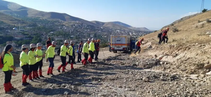Kayıp olarak aranan genç, ağacın altında uyurken bulundu 
