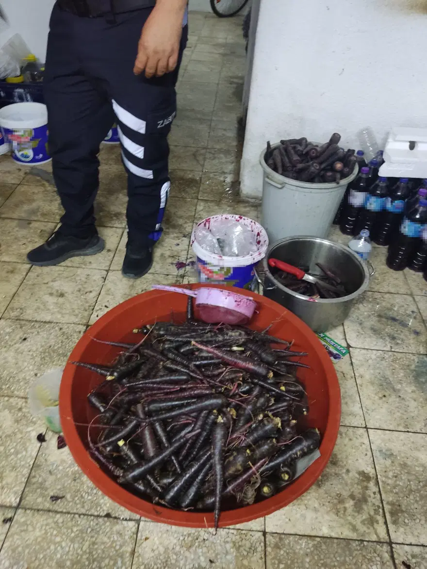 TUVALETTEN SIZAN SU ÜRETİM ALANINA KARIŞIYORDU 1 TUVALETTEN SIZAN SU ÜRETİM ALANINA KARIŞIYORDU 1