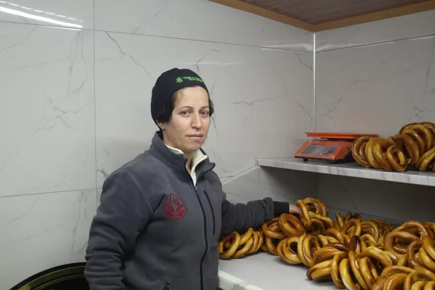 Yaptığı işle kadınlara ilhan oluyor: Simitten ekmeğe fırında her şeyi yapıyor 4