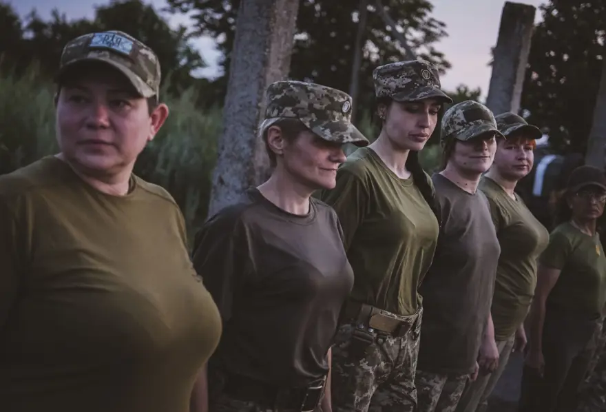 Ukraynalı kadınlar cephede görev almak için hazırlık yapıyor 40 Ukraynalı kadınlar cephede görev almak için hazırlık yapıyor 40