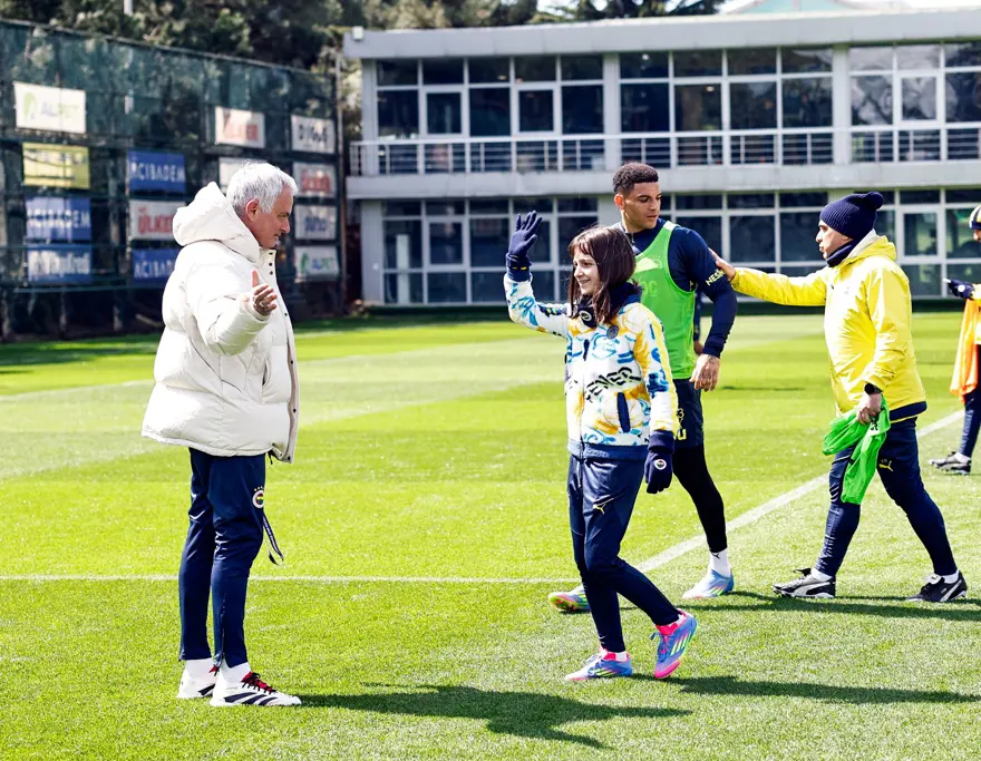 Aziz Yıldırım'ın kızı Yaz, Fenerbahçe antrenmanında 