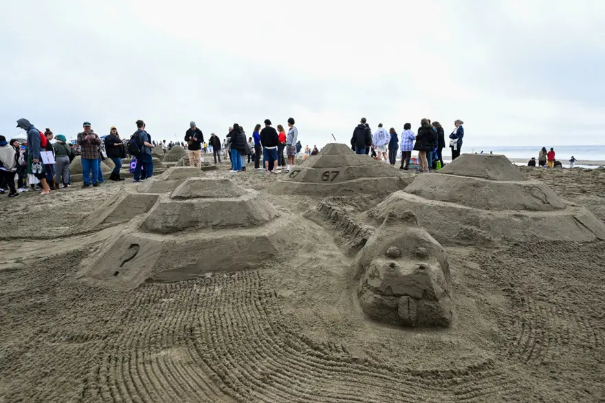 Binlerce kişi kumdan kale için buluştu 8