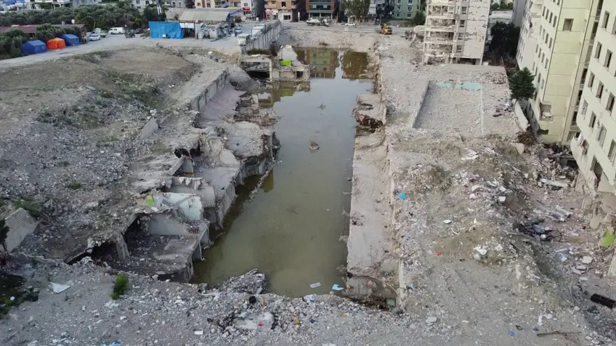 Yüzlerce kişiye mezar olan Rönesans Rezidans'ın enkazı suyla doldu 1