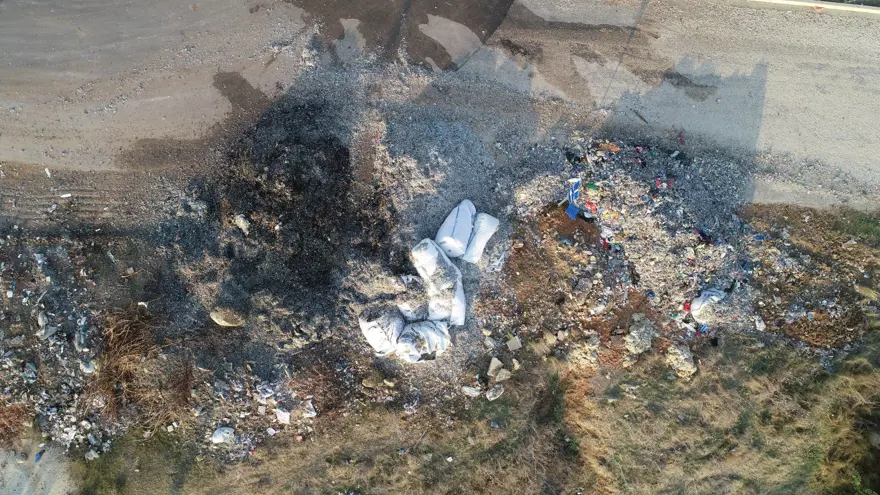 Avrupa'dan ithal edilen çöp, Adana'da yol kenarlarına dökülüyor 7