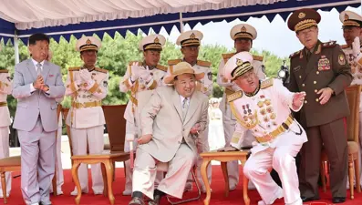 Kuzey Kore, alabora olan savaş gemisini ayağa kaldırdı