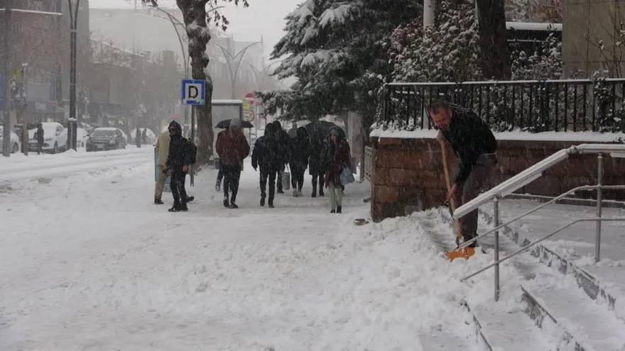 Van’da yollar buz pistine döndü: Sürücüler zor anlar yaşadı 1