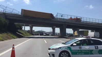 TIR köprüde devrildi, TEM ulaşıma kapandı