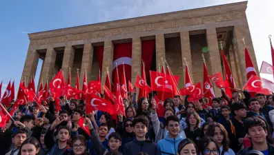 23 Nisan'da 200 bini aşkın kişi Ata'sına koştu