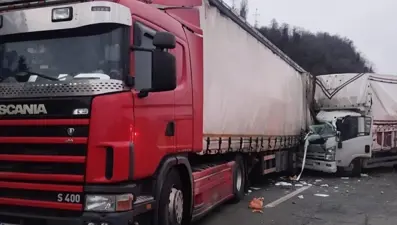 Artvin'de kamyon park halindeki TIR'a çarptı, 2 kişi yaralandı