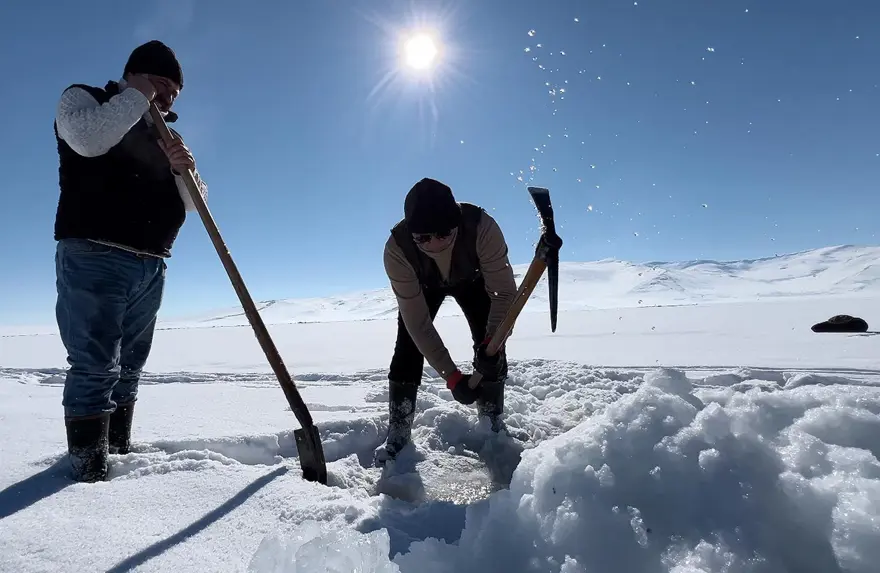Çıldır Gölünde Eskimo usulü balık avlıyorlar 3