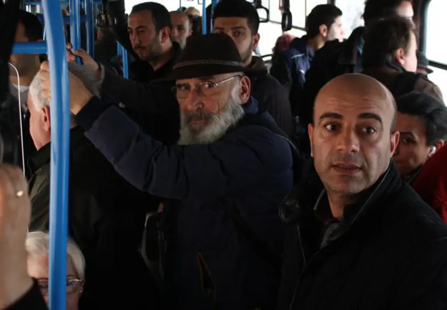 Oyuncu Merve Boluğur otobüste (Toplu taşıma kullanan ünlüler) 64