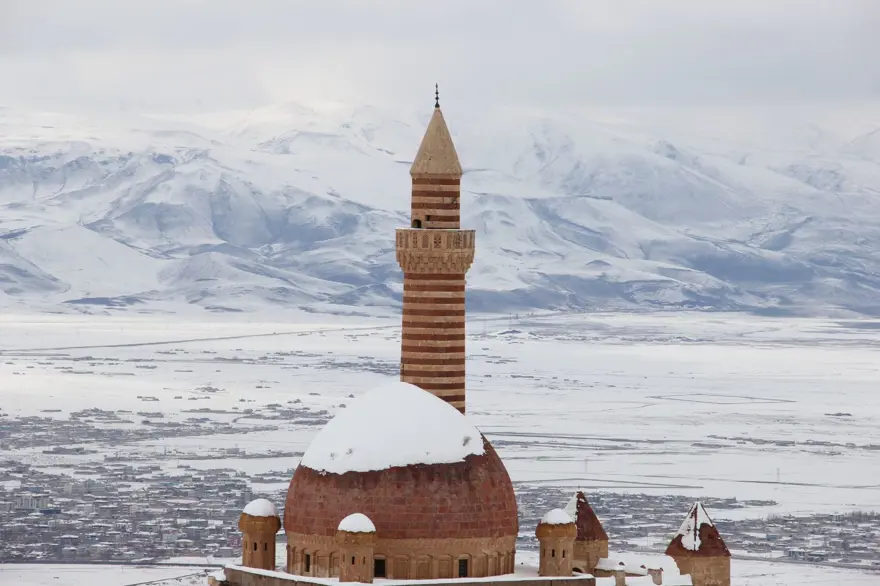 İshak Paşa Sarayı ilkbaharda karlı manzarasıyla ziyaretçilerini ağırlıyor 9 İshak Paşa Sarayı ilkbaharda karlı manzarasıyla ziyaretçilerini ağırlıyor 9
