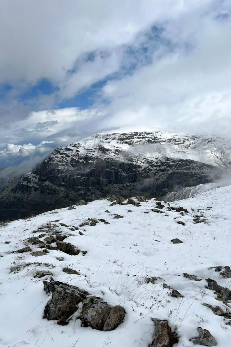 Hava soğudu, gece kar yağdı: Beyaz örtüyle kaplandı Hava soğudu, gece kar yağdı: Beyaz örtüyle kaplandı