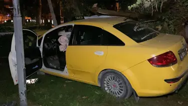 Polisin "dur" ihtarına uymadı: Ehliyetsiz ve alkollü taksi sürücüsü çay bahçesine daldı