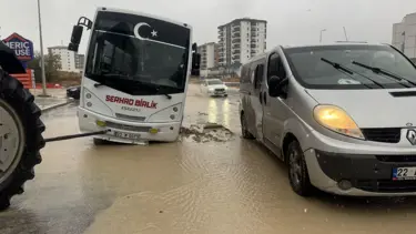 Sağanak nedeniyle yol çöktü: Minibüs çukura girdi