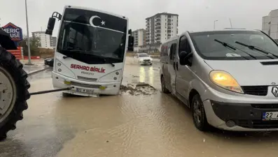 Sağanak nedeniyle yol çöktü: Minibüs çukura girdi
