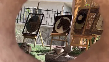 Doğa ve hayvan sevgisini taş, toprak, ağaç dalı gibi malzemelerle tuvale yansıtıyor