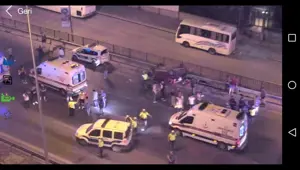 Kazaya müdahale eden polislere otomobil çarptı: 2'si polis 8 yaralı Kazaya müdahale eden polislere otomobil çarptı: 2'si polis 8 yaralı