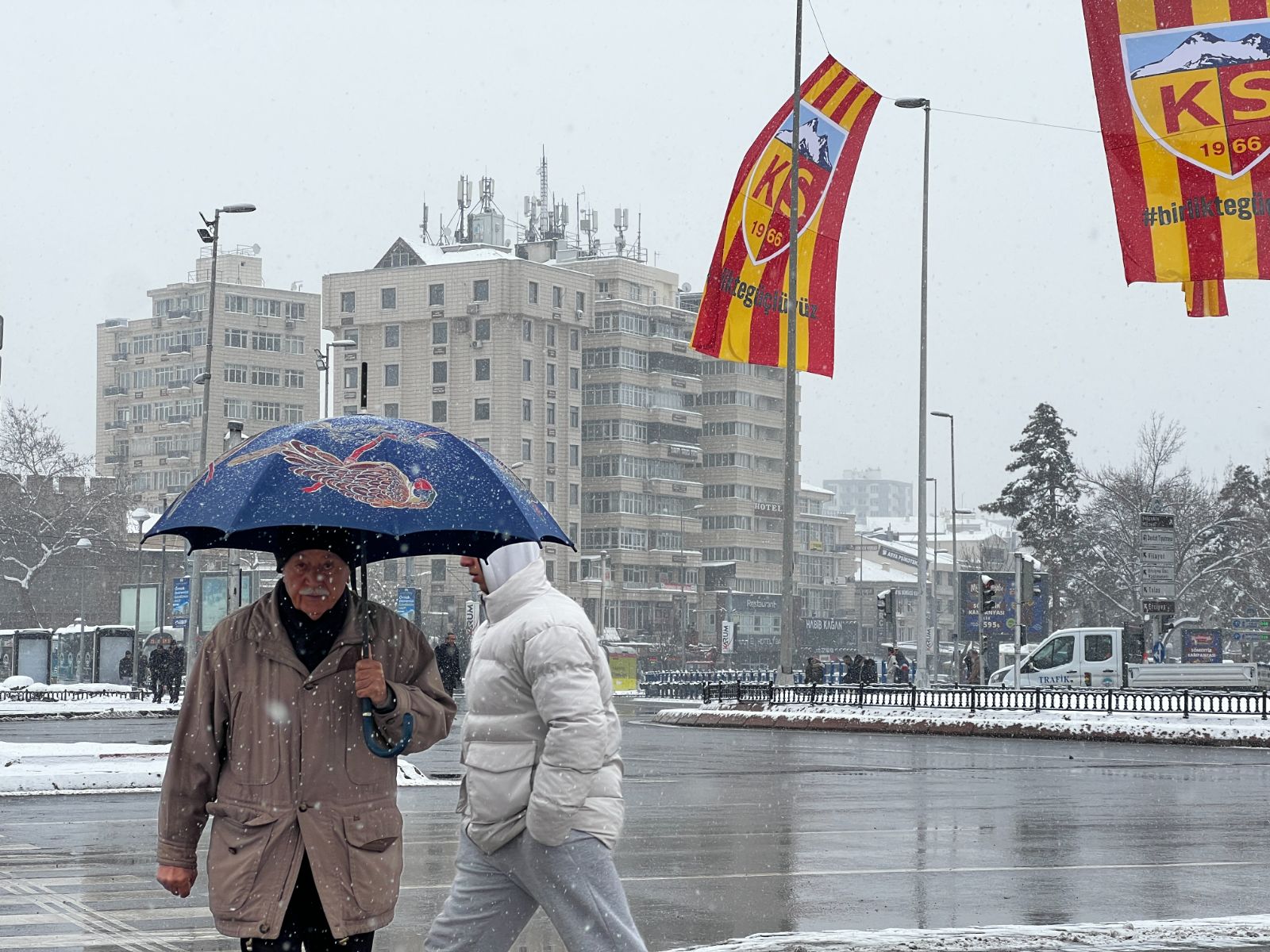 Üç gün önce başlayan kar aralıksız sürüyor: 22 mahalleye ulaşım kapandı