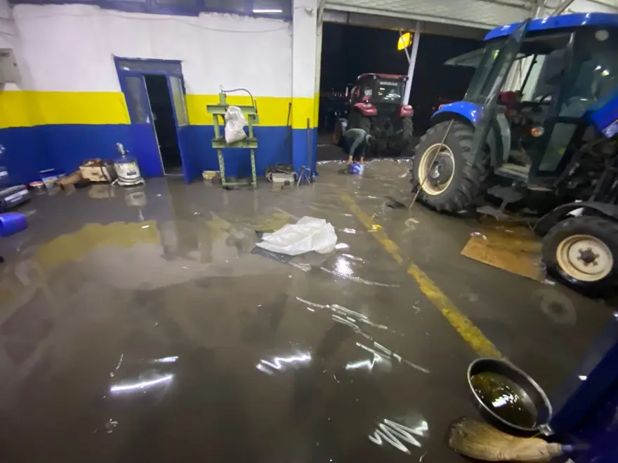 Ardahan'da şiddetli yağış! İş yerleri su altında kaldı 2 Ardahan'da şiddetli yağış! İş yerleri su altında kaldı 2