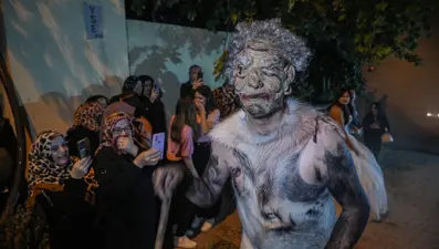 200 yıllık Türk geleneği: Kesilen kurbanın derisinden kostüm yapılıyor