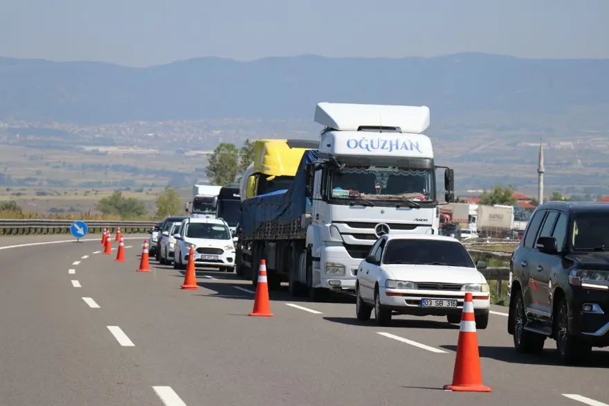Seyir halinde lastiği patlayan araç kaza yaptı: 9 yaralı 4