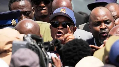 Güney Afrika'da çete soruşturması: Polis Bakanı görevden alındı