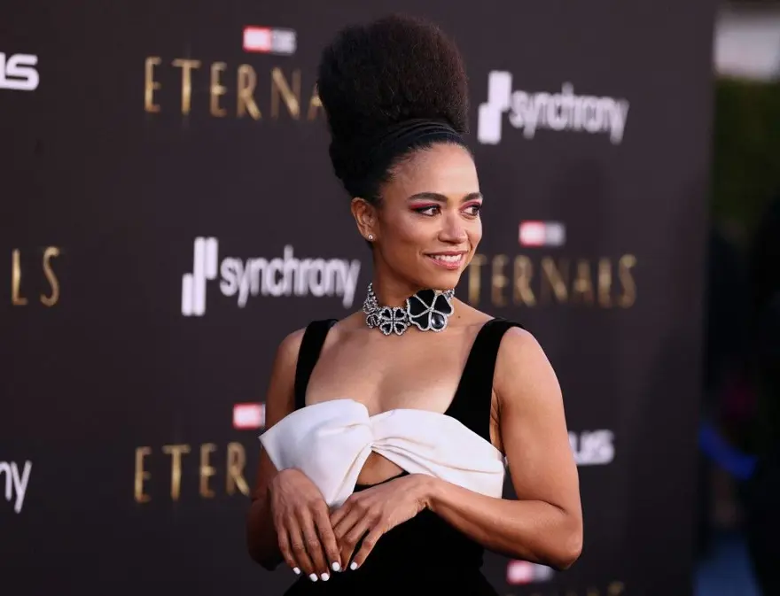 Lauren Ridloff, Marvel'in trençkot giyen gizemli adamını deşifre etti 