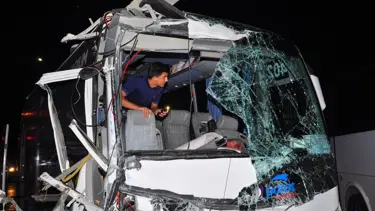 Antalya'da tur minibüsü ile otobüs çarpıştı: 13 yaralı