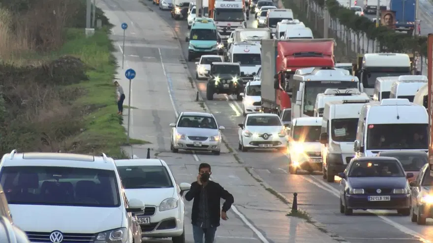 Trafikten kaçmak için kaldırımı üçüncü şerit yaptılar 2 Trafikten kaçmak için kaldırımı üçüncü şerit yaptılar 2