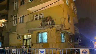 Pendik'te beş katlı binanın balkonu çöktü