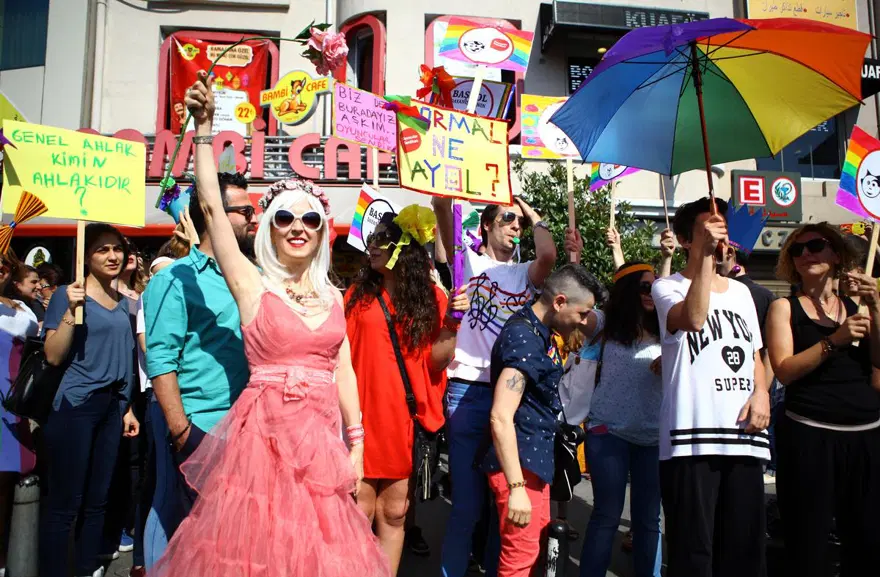 Taksim'deki LGBT Onur Yürüyüşü'ne polis müdahalesi 8
