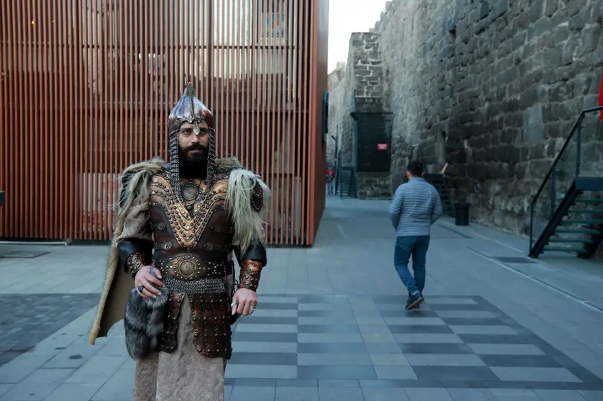 Giydiği kıyafeti çizme, yüzük, kılıç kınıyla tamamlıyor: 33 yaşındaki Gezer alp kıyafetliyle ilgi çekiyor 23