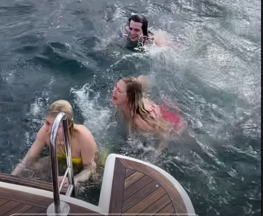 Aleyna Tilki ve Serel Yereli Boğaz'da yüzdü 