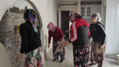 Kocası hastalanınca mesleği devraldı: İnşaatların kadın seramik ustaları