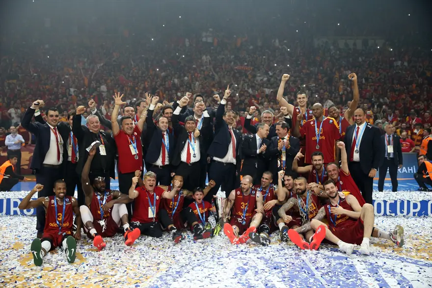 Galatasaray Odeabank, şampiyonluk kupasını kaldırdı 
