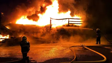 TIR, yanarak demir yığınına döndü