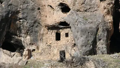 Bin 226 yıllık kayaya yapışık dubleks evler