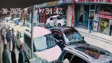 Alkollü sürücü mağazaya daldı, 2 çocuk son anda kurtuldu